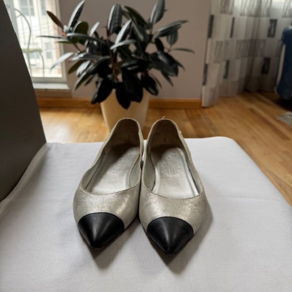 CHANEL flats